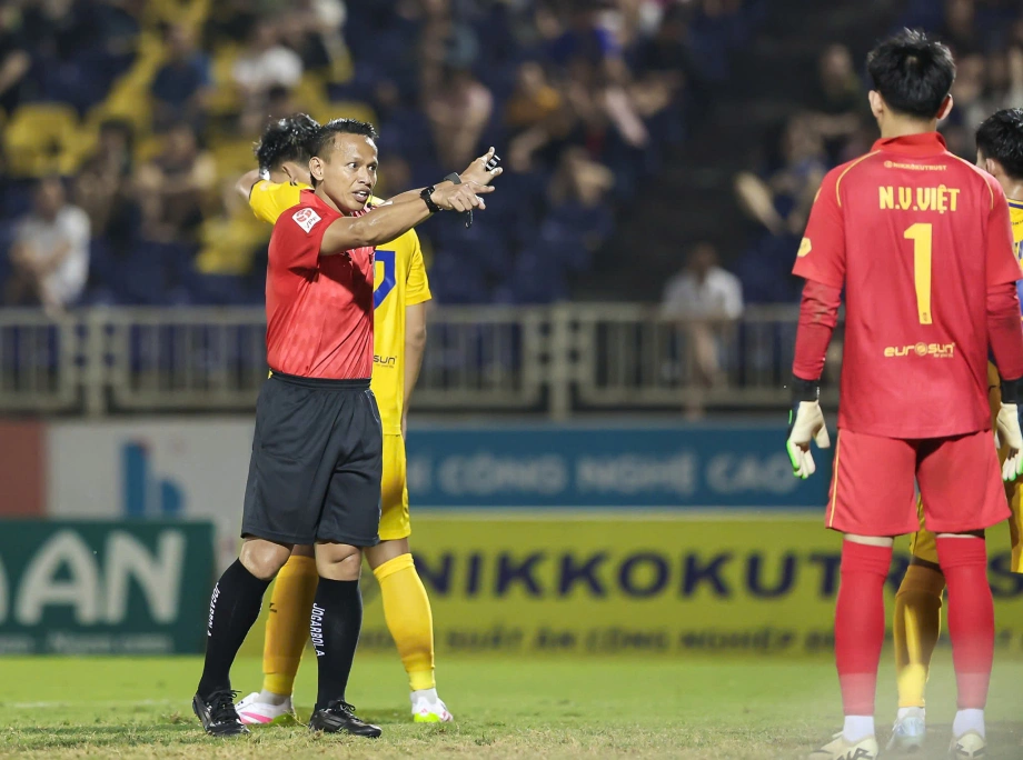 Truyền thống thuê trọng tài ngoại tại V-League